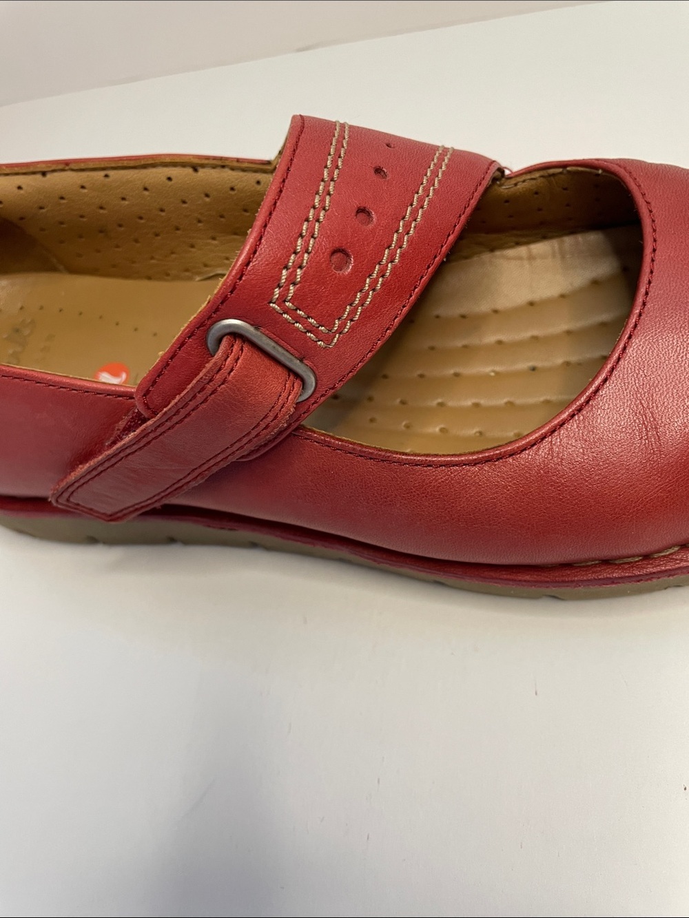 Clarks Women’s Red Leather Strap Shoes.  Size 7.5 M - Picture 7 of 8